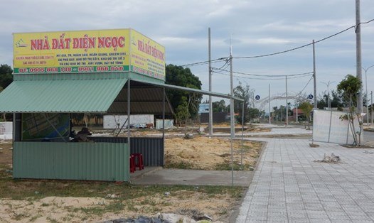 Dự án đô thị tại Điện Ngọc, Điện Bàn (tỉnh Quảng Nam) được rao bán sôi động, giá trên 1 tỉ đồng/nền 100m2 nhưng toàn đất trống. Ảnh: THANH HẢI
