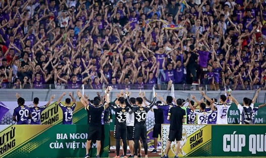 CLB Hà Nội không cấm cầu thủ xem World Cup, vẫn thi đấu khung giờ muộn mà không sợ vắng khán giả. Ảnh: H.A