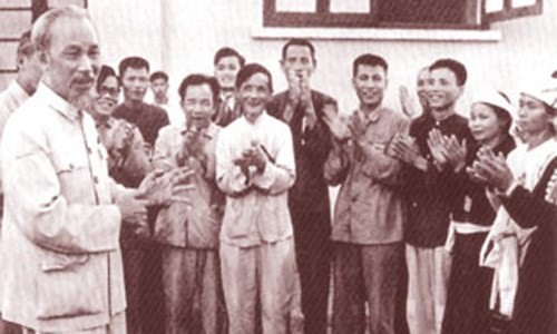 Chủ tịch Hồ Chí Minh nói chuyện với các Anh hùng và chiến sĩ thi đua nông nghiệp (ngày 27.5.1957). Ảnh tư liệu.