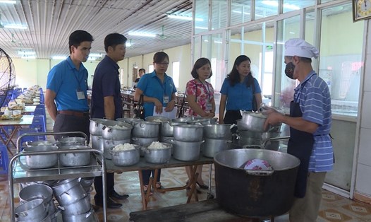 Đoàn giám sát của LĐLĐ huyện Ứng Hoà (Hà Nội) kiểm tra bếp ăn Cty TNHH Maxcore.