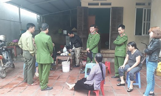 Ngày 16.3 Công an huyện Mê Linh thực nghiệm điều tra vụ Trưởng Công an xã bị vợ "tố" bạo hành. Ảnh: PV.