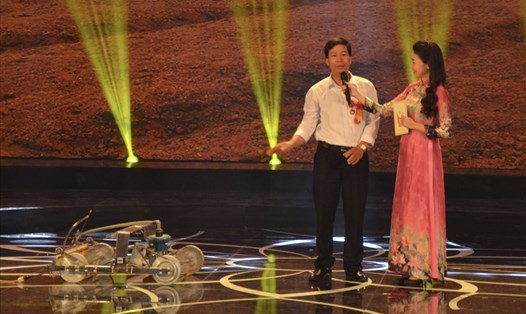 Anh Phạm Văn Hát (áo trắng) giới thiệu về Robot đặt hạt. Ảnh: HN