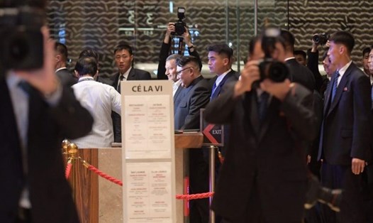 Ông Kim Jong-un và Ngoại trưởng Singapore Vivian Balakrishnan thăm Marina Bay Sands tối 11.6. Ảnh: Straits Times