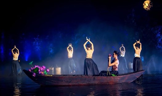 Sân khấu thực cảnh đẹp hút hồn với tạo hình tinh tế từ hồn sen Việt với nét đẹp của phụ nữ Việt Nam. Ảnh: BTC