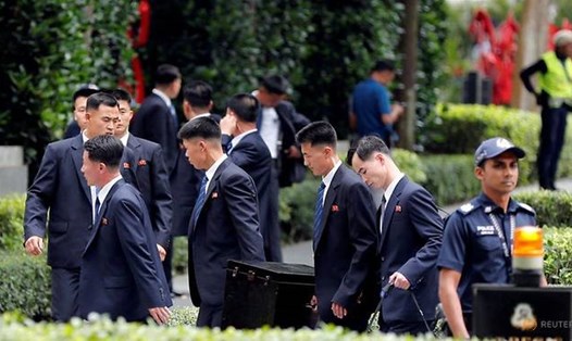 Phái đoàn Triều Tiên đến khách sạn St Regis. Ảnh: Reuters