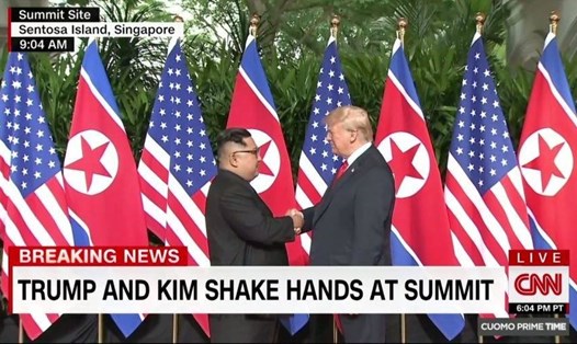 Tổng thống Donald Trump bắt tay nhà lãnh đạo Kim Jong-un. Ảnh: ST
