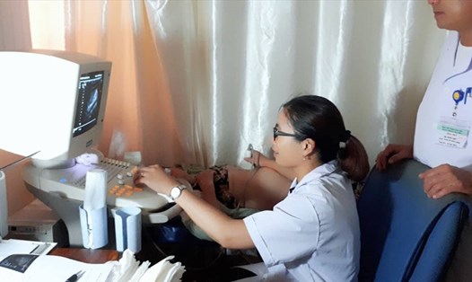 Bác sĩ Hàn Thị Lê Vân thực hiện siêu âm tại Bệnh viện Trung ương Huế. Ảnh: PV