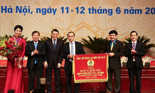 Ủy viên TƯ Đảng, Chủ tịch Tổng LĐLĐVN Bùi Văn Cường (thứ hai từ phải sang) tặng Cờ Thi đua của Tổng LĐLĐVN cho Công đoàn Ngân hàng VN. Ảnh: Sơn Tùng