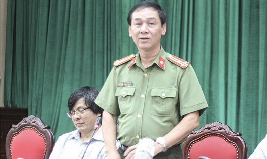 Thượng tá Phạm Tùng Vân, Phó trưởng phòng Tham mưu, Công an thành phố Hà Nội phát biểu tại giao ban báo chí chiều 12.6. Ảnh: Trần Vương