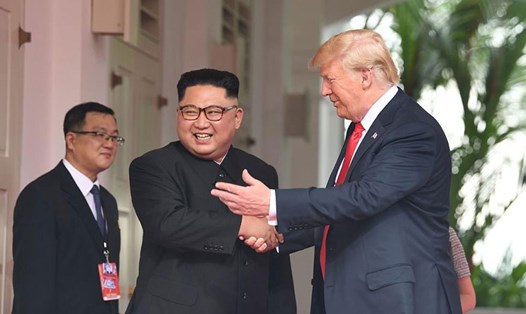 Tổng thống Mỹ Donald Trump bắt tay nhà lãnh đạo Kim Jong-un tại hội nghị thượng đỉnh ngày 12.6. Ảnh: Reuters