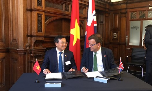 Quốc vụ khanh Bộ Thương mại Quốc tế Anh Greg Hands và Thứ trưởng Bộ Công thương Việt Nam Hoàng Quốc Vượng ký biên bản thỏa thuận. Ảnh: ĐSQ Anh