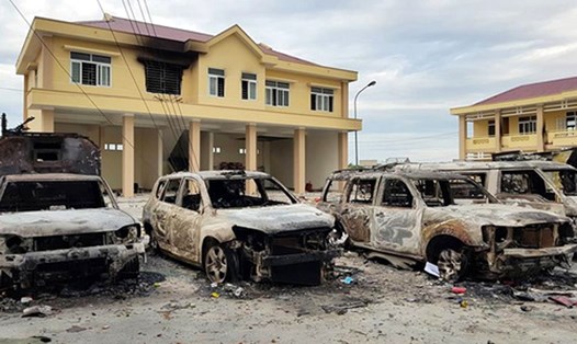Ôtô tại trụ sở Phòng PCCC Bình Thuận ở Phan Rí Cửa bị đốt cháy, nâng tổng số xe của các cơ quan công quyền bị phá huỷ lên con số 12. Ảnh: VnExpress.