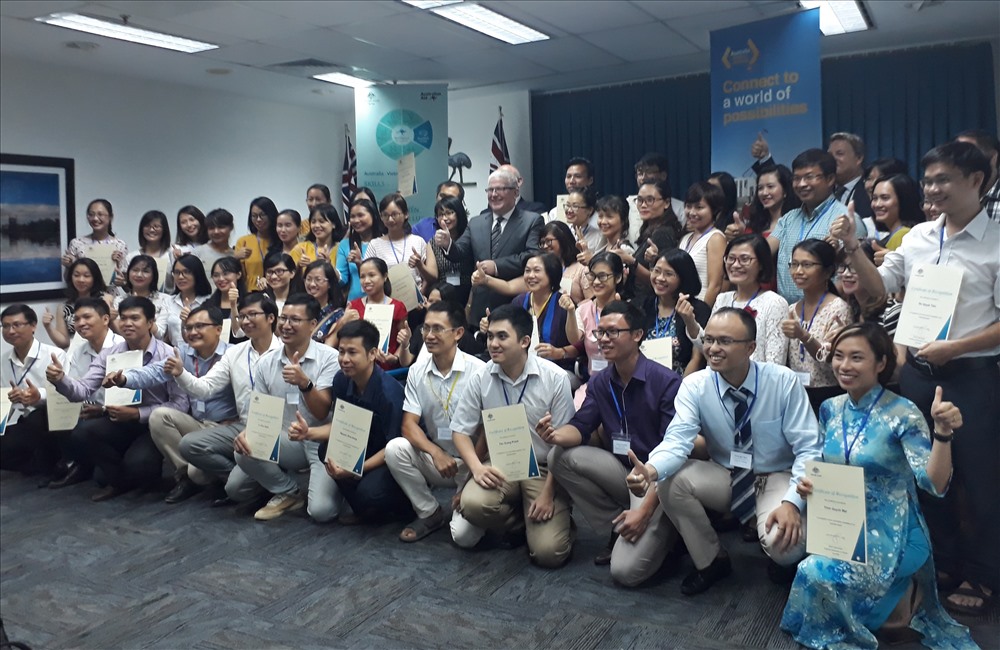 Đại sứ Australia tại Việt Nam Craig Chittick trao chứng nhận cho các cựu sinh viên học bổng chính phủ Australia mới về nước tối 12.6. Ảnh: P.V.