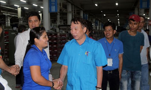 Phó Chủ tịch Tổng LĐLĐVN Mai Đức Chính thăm hỏi, động viên công nhân đang làm việc tại Cty TNHH PouYuen Việt Nam (quận Bình Tân, TPHCM). Ảnh: CƯỜNG NGÔ