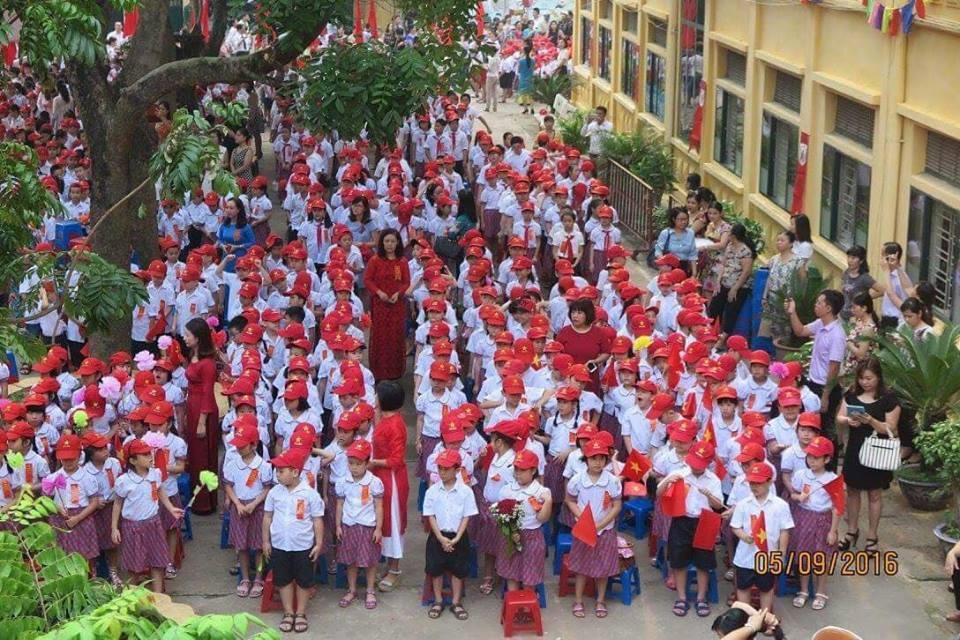Học sinh và giáo viên Trường Tiểu học Hoàng Hoa Thám.