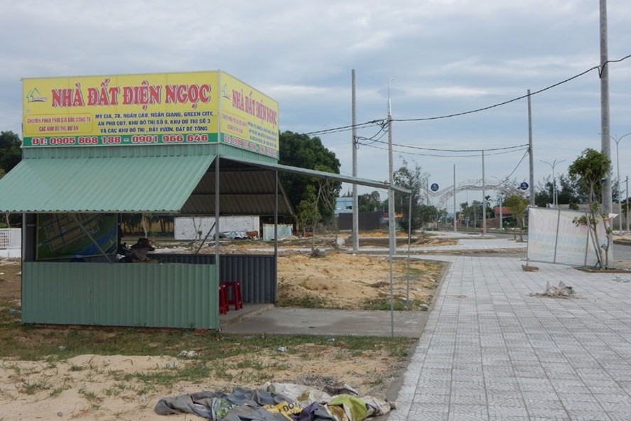 Dự án đô thị tại Điện Ngọc, Điện Bàn (tỉnh Quảng Nam) được rao bán sôi động, giá trên 1 tỉ đồng/nền 100m2 nhưng toàn đất trống. Ảnh: THANH HẢI