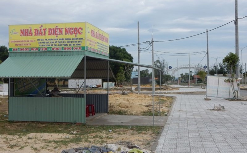 Dự án đô thị tại Điện Ngọc, Điện Bàn (tỉnh Quảng Nam) được rao bán sôi động, giá trên 1 tỉ đồng/nền 100m2 nhưng toàn đất trống. Ảnh: THANH HẢI
