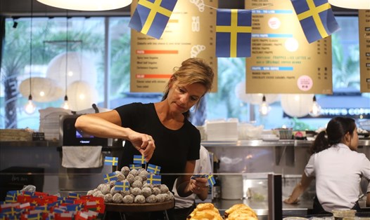 Nhân viên Thụy Điển trực tiếp làm các loại bánh