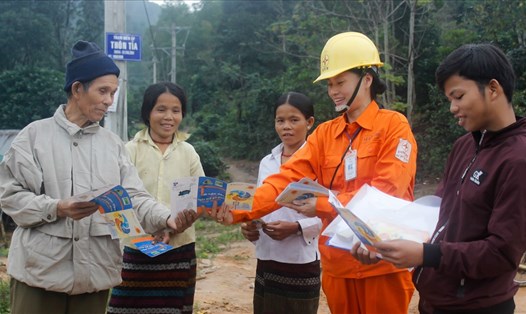 Nhân viên Điện lực Quảng Trị tuyên truyền cho đồng bào ở Hướng Hóa về sử dụng điện an toàn, tiết kiệm. Ảnh: Hồ Tuấn Nghĩa.
