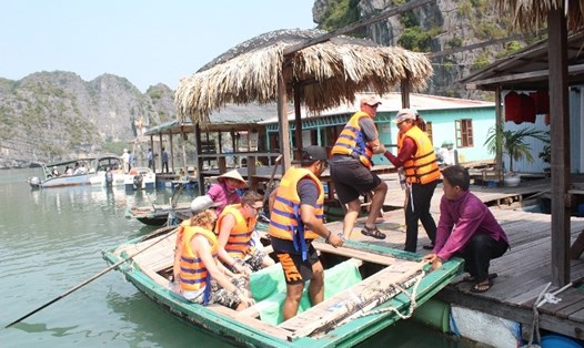 Làng chài Vung Viêng - nơi duy nhất trên vịnh Hạ Long được phép nuôi trồng thủy hải sản phục vụ du khách tham quan với quy trình kiểm soát cực kỳ chặt chẽ. Đây từng là làng chài đẹp nổi tiếng toàn cầu. Ảnh: Nguyễn Hùng
