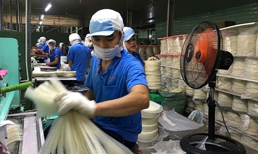 Công nhân tại Cty Thuận Phong đang sản xuất bánh tráng xuất khẩu sang thị trường Mỹ. Ảnh: C.H