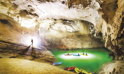 Khám phá mạo hiểm Xuyên Sơn Hồ 4.5km tại động Phong Nha – một loại hình du lịch gây ấn tượng với du khách.