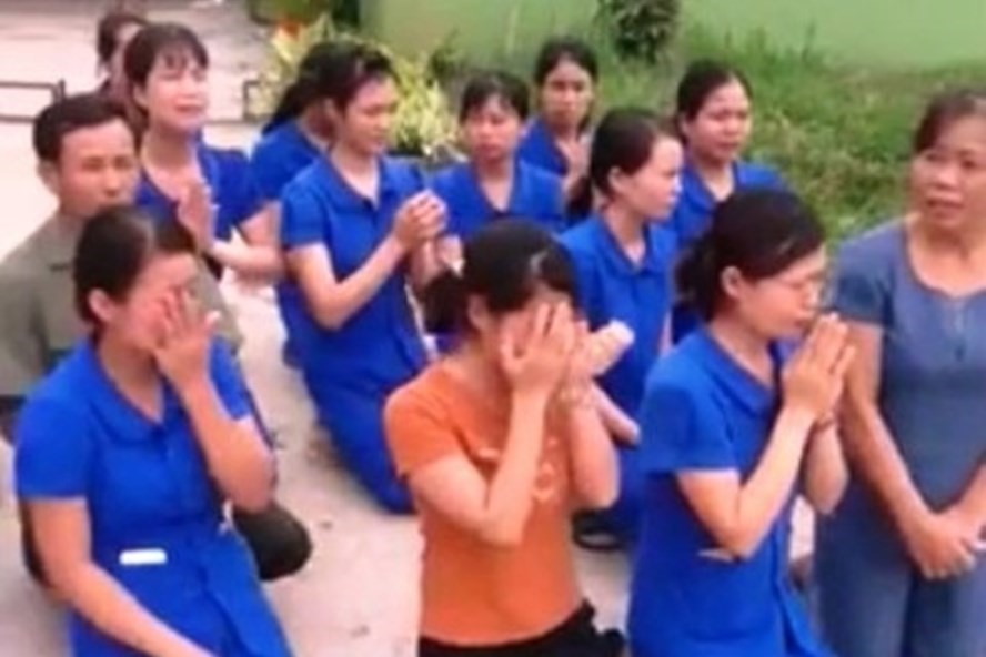 Nhiều giáo viên quỳ lạy, khóc để xin dạy trẻ. Ảnh cắt từ clip