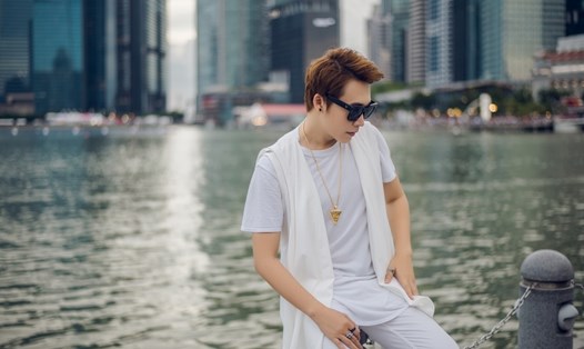 Trần Vũ liều lĩnh tự tay sản xuất album đầu tay từ A-Z. Ảnh: Jin Pham