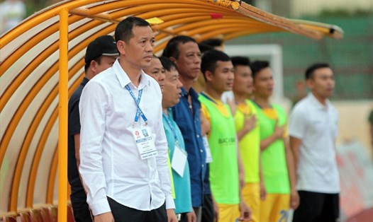 HLV Nguyễn Đức Thắng và các học trò suýt chút nữa đã di chuyển vào Nam để thi đấu trận đấu được tổ chức ngay trên sân Vinh. Ảnh: VPF
