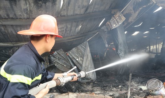 Lực lượng PCCC dập lửa trong đám cháy tại Cty TNHH Yakjin Việt Nam. 