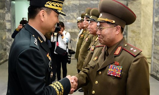 Thiếu tướng Hàn Quốc Kim Do-gyun và trung tướng Triều Tiên An Ik-san bắt tay trước đàm phán, ngày 14.6. Ảnh: Reuters