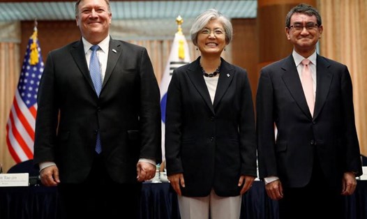 Từ trái qua phải: Ngoại trưởng Mỹ Mike Pompeo, Ngoại trưởng Hàn Quốc Kang Kyung-wha và Ngoại trưởng Nhật Bản Taro Kono gặp 3 bên tại Seoul ngày 14.6. Ảnh: Reuters