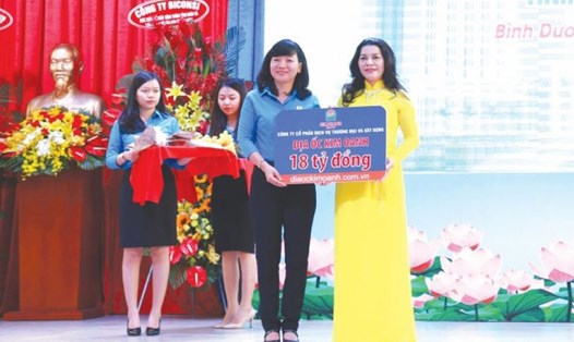 Trong lễ khai mạc Tháng Công nhân tại Bình Dương, bà Đặng Thị Kim Oanh - Tổng Giám đốc Công ty CP Địa ốc Kim Oanh (bên phải ảnh) - trao tặng 18 tỉ đồng xây dựng Trường Mầm non 28.7 giai đoạn 2. Ảnh: T.C.A