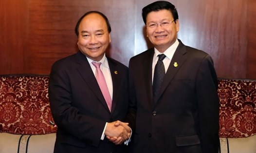 Thủ tướng Nguyễn Xuân Phúc gặp Thủ tướng Lào Thongloun Sisoulith. Ảnh: VGP. 