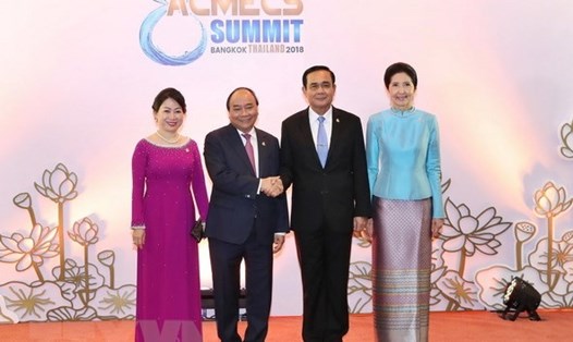 Thủ tướng Nguyễn Xuân Phúc và Phu nhân với Thủ tướng Thái Lan Prayuth Chan - Ocha và Phu nhân. Ảnh: TTXVN.