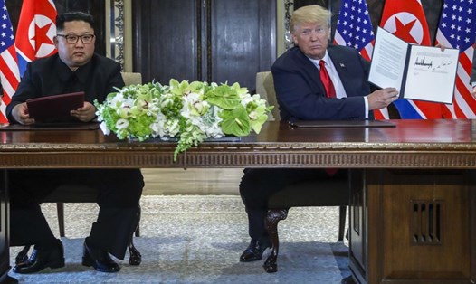 Tổng thống Donald Trump và nhà lãnh đạo Kim Jong-un ký tuyên bố chung trong hội nghị thượng đỉnh ngày 12.6 ở Singapore. Ảnh: AP
