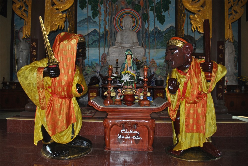 Hai pho tượng Ông Đen, Ông Đỏ ở chùa Nhạn Sơn