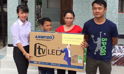 CĐCS trao nhà “Mái ấm Công đoàn” và quà tặng tivi màn hình LED cho gia đình chị Đồng Thị Huấn. Ảnh: PV