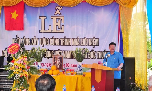 Đồng chí Phan Văn Anh – Ủy viên Đoàn Chủ tịch, Trưởng Ban Tài chính Tổng LĐLĐVN phát biểu tại Lễ khởi công. 