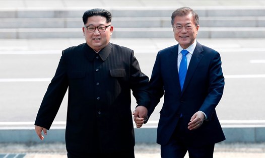 Nhà lãnh đạo Kim Jong-un và Tổng thống Moon Jae-in tại cuộc gặp thượng đỉnh ngày 27.4.2018. Ảnh: AP