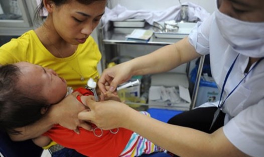 Tiêm vaccine đầy đủ, đúng lịch để phòng trách bệnh cho trẻ.