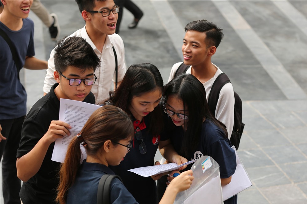 Thí sinh dự thi tốt nghiệp THPT quốc gia năm 2017 tại Hà Nội. Ảnh: HẢI NGUYỄN