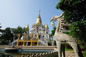 Tổ Đình Bửu Long, ngôi chùa với quần thể kiến trúc độc đáo tọa lạc giữa lòng Sài Thành. ảnh: Saigonphoto.net