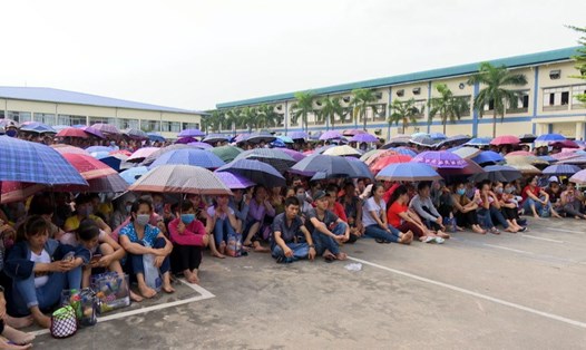 Hàng nghìn CNLĐ Chi nhánh Cty Sao Vàng Uông Bí tổ chức đình công tập thể yêu cầu đơn vị cải thiện điều kiện làm việc.