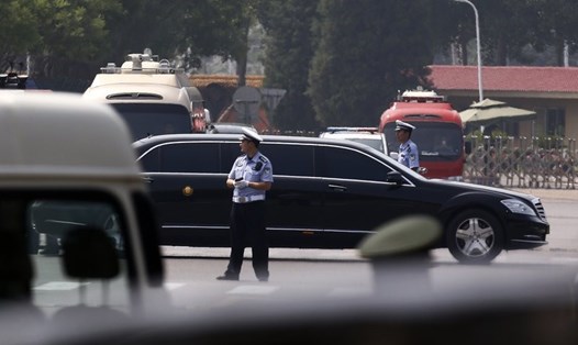 Đoàn xe được cho là chở lãnh đạo Triều Tiên Kim Jong-un rời sân bay về nhà khách ở Bắc Kinh. Ảnh: AP. 
