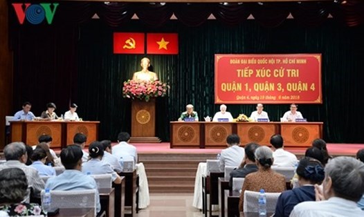 Chủ tịch nước Trần Đại Quang tiếp xúc cử tri thành phố Hồ Chí Minh
