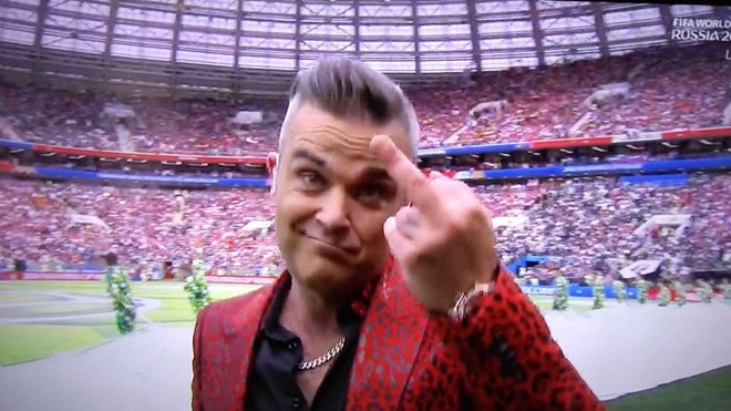 Hành động xúc phạm khán giả toàn thế giới của Robbie Williams. Ảnh: TL