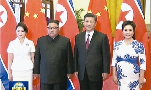 Chủ tịch Tập Cận Bình và Phu nhân Bành Lệ Viện tiếp đón nhà lãnh đạo Kim Jong-un và Phu nhân Ri Sol-ju ngày 19.6 tại Bắc Kinh. Ảnh: CCTV