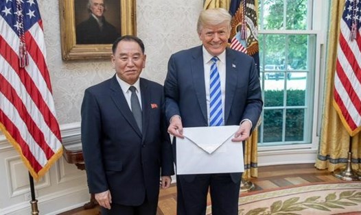 Tổng thống Donald Trump nhận thư của lãnh đạo Triều Tiên Kim Jong-un. Ảnh: The Hill. 