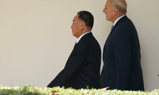 Chánh văn phòng Nhà Trắng John Kelly đón và tháp tùng phái viên Triều Tiên Kim Jong-chol vào phòng Bầu dục. Ảnh: AP. 